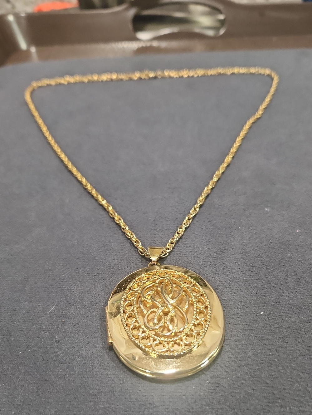 Gold Filigree Locket Necklace - Elegant Women's Jewelry
